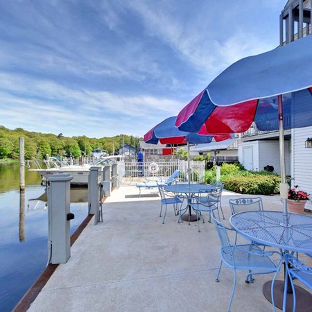 places to stay in saugatuck mi